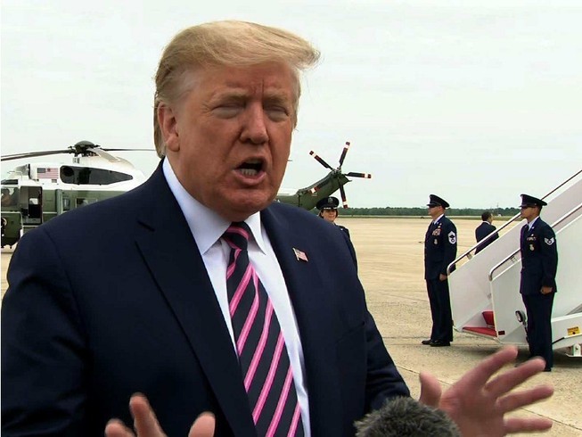 Tổng thống Mỹ Donald Trump (lúc trả lời báo giới hôm 5-5 trước khi lên đường đến bang Arizona). Ảnh: AP