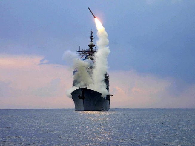 Tên lửa Tomahawk được phóng từ tàu USS Cape St. Geogre ở Địa Trung Hải hôm 23-3-2003. Ảnh: REUTERS