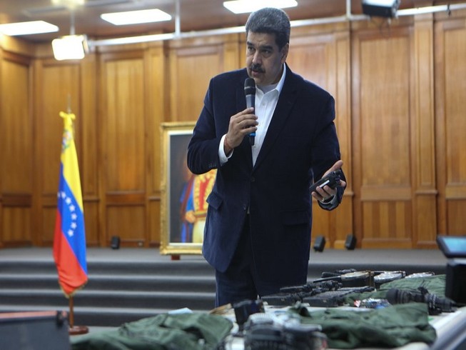 Tổng thống Venezuela Nicolas Maduro phát biểu trên truyền hình về việc bắt giữ hai công dân Mỹ tham gia vụ đột kích tấn công nước này hôm 3-5. Ảnh: AP