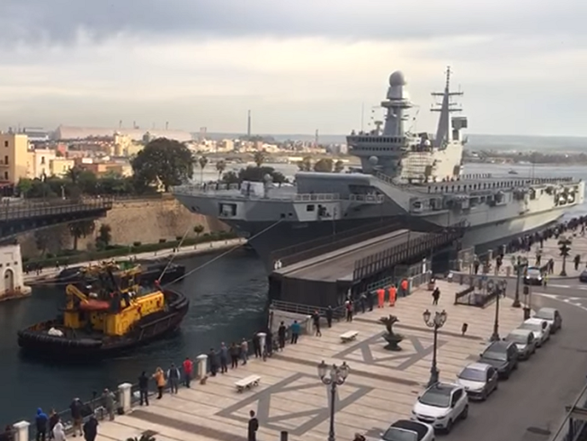 Tàu sân bay Cavour của Hải quân Ý được dắt ra biển Ionia hôm 6-5. Ảnh: SPUTNIK