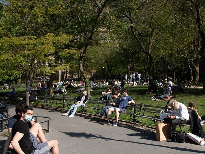 Người dân New York đến Công viên quảng trường Washington để tắm nắng. Ảnh: GETTY IMAGES