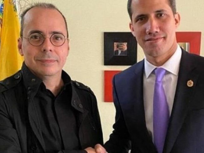 Ông Juan Guaido (phải) và ông Juan Rendon (trái) - người thừa nhận tổ chức vụ đột kích vào Venezuela. Ảnh: TELESUR