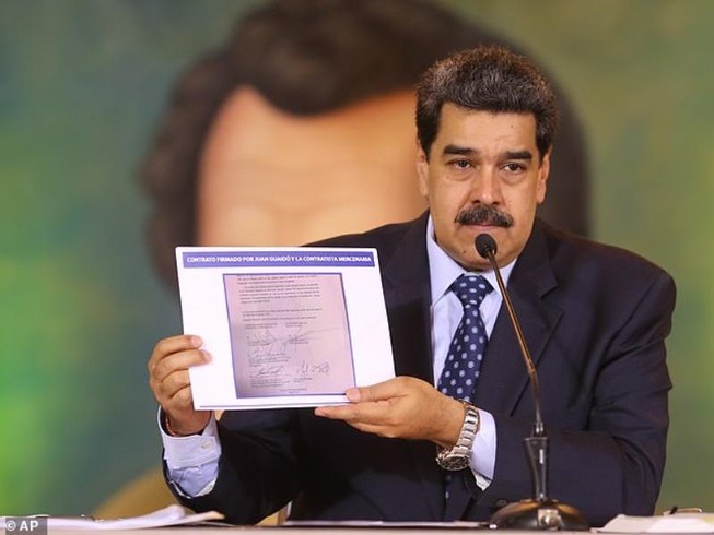 Tổng thống Venezuela Nicolas Maduro giơ bản chụp văn bản được cho là hợp đồng giữa công ty Silvercorp USA với lãnh đạo phe đối lập Juan Guaido. Ảnh: AP