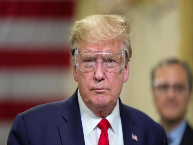 Tổng thống Mỹ Donald Trump trong chuyến tham quan cơ sở sản xuất khẩu trang bảo vệ COVID-19 tại bang Arizona, Mỹ, ngày 5-5-2020.