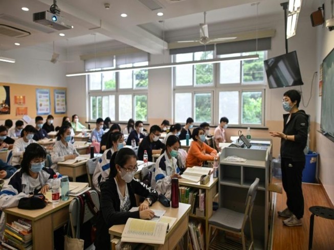 Học sinh đeo khẩu trang trong lớp học khi các trường học mở cửa trở lại ở Thượng Hải, Trung Quốc.