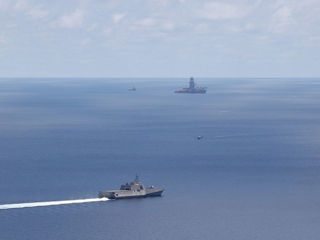 Tàu USS Montgomery thực hiện hoạt động tự do hàng hải gần tàu khoan dầu West Capella của Malaysia hôm 7-5. Ảnh: HẢI QUÂN MỸ
