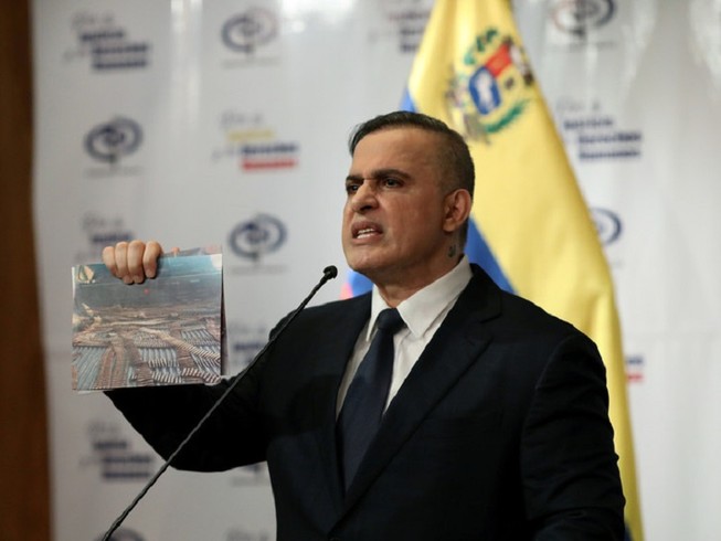 Bộ trưởng Tư pháp Venezuela, ông Tarek William Saab phát biểu trong cuộc họp báo ở thủ đô Caracas hôm 8-5. Ảnh: REUTERS