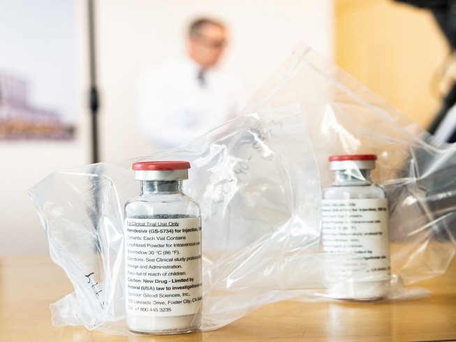 Thuốc kháng virus remdesivir do công ty dược phẩm Gilead điều chế sẽ được Bộ Y tế và Dịch vụ Dân sinh Mỹ phân phối tới các bang. Ảnh: AFP