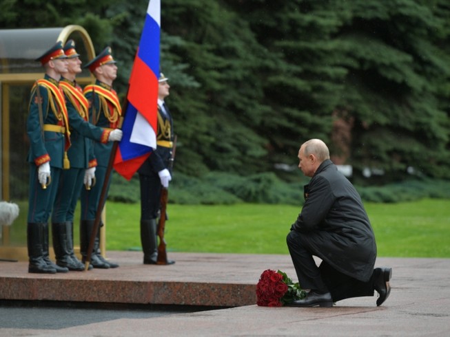 Tổng thống Vladimir Putin thăm đài tưởng niệm chiến tranh ngoài điện Kremlin hôm 9-5. Ảnh: REUTERS
