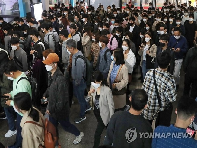Người dân Seoul đều đeo khẩu trang khi ra đường sáng ngày 11-5. Ảnh: YONHAP NEWS
