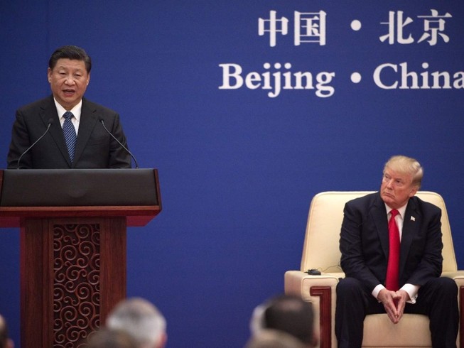 Tổng thống Donald Trump (phải) và Chủ tịch Tập Cận Bình (trái) trong một sự kiện doanh nghiệp ở Bắc Kinh hồi tháng 11-2017. Ảnh: REUTERS