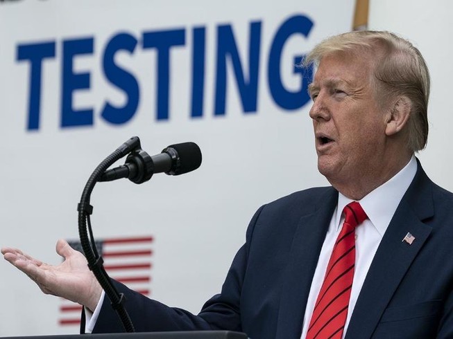 Tổng thống Trump ban hành lệnh toàn bộ nhân viên Nhà Trắng phải mang khẩu trang.