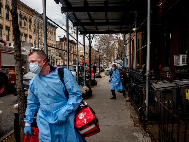 Nhân viên y tế di chuyển trên đường phố TP New York, Mỹ cuối tháng 4. Ảnh: AFP