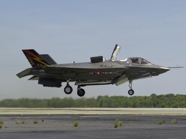 Máy bay F-35B thử nghiệm cất cánh thẳng đứng vào năm 2013. Ảnh: LOCKHEED MARTIN