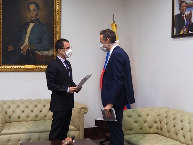 Ngoại trường Venezuela, ông Jorge Arreaza triệu hồi Đại biện Anh tại Venezuela, ông Duncan Hill để trao tài liệu phản đối và yêu cầu giải thích về Đơn vị Tái thiết Venezuela. Ảnh: TWITTER.