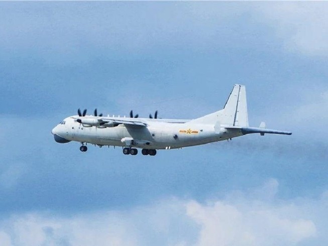 Máy bay do thám KJ-500 của Không quân hải quân Trung Quốc được nhìn thấy xuất hiện trái phép ở đá Chữ Thập. Ảnh: CHINA MILITARY