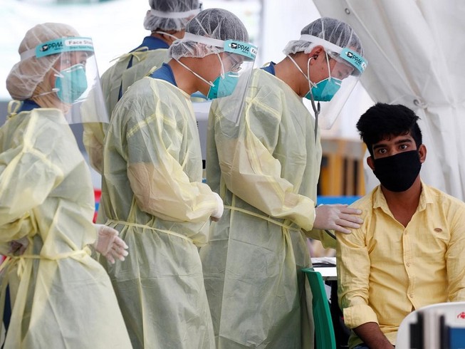 Một lao động nhập cư được lấy mẫu xét nghiệm COVID-19 hôm 15-5. Ảnh: REUTERS