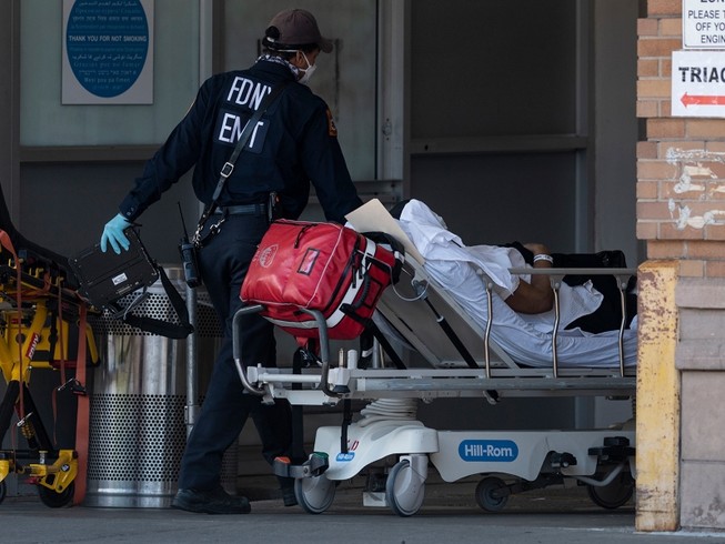 Nhân viên y tế di chuyển bệnh nhân COVID-19 ở TP New York, Mỹ ngày 15-5. Ảnh: CNN