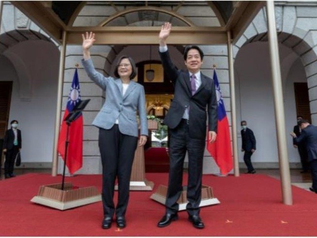 Bà Thái Anh Văn và cấp phó của mình trong buổi lễ nhậm chức sáng 20-5. Ảnh: REUTERS