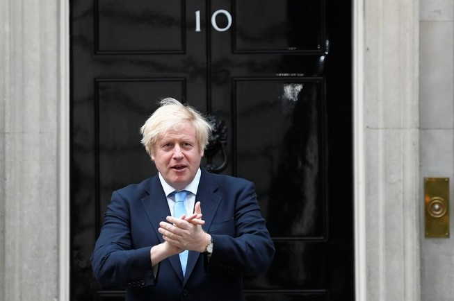 hủ tướng Boris Johnson, bên ngoài số 10 phố Downing sau khi dịch COVID-19 bùng phát tại London, Anh, ngày 21-5-2020.