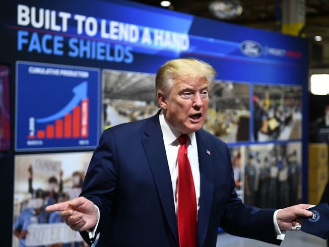 Tổng thống Mỹ Donald Trump không đeo khẩu trang khi thăm nhà máy Ford tại TP Ypsilanti, bang Michigan, Mỹ ngày 21-5. Ảnh: AFP
