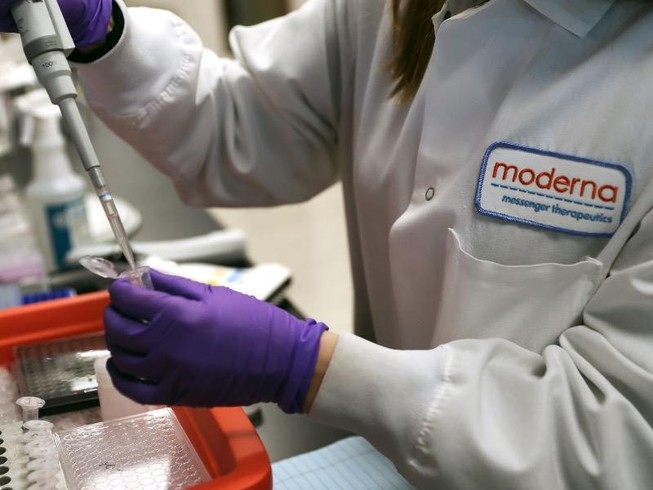 Các chuyên viên y tế của công ty Moderna nghiên cứu vaccine COVID-19 trong phòng thí nghiệm. Ảnh: THE BOSTON GLOBE