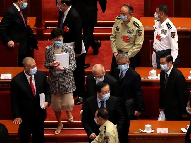 Trưởng đặc khu Hong Kong Carrie Lam (giữa) dự kỳ họp Quốc hội Trung Quốc hôm 22-5. Ảnh: REUTERS