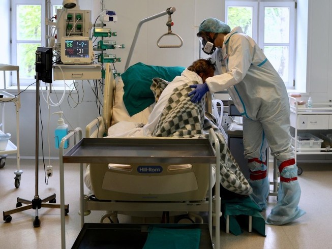 Bệnh nhân COVID-19 điều trị ở một bệnh viện thuộc thủ đô Moscow, Nga ngày 21-5. Ảnh: TASS