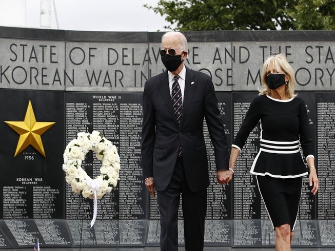 Cựu Phó Tổng thống, Ứng viên Tổng thống đảng Dân chủ Joe Biden và Phu nhân Jill Biden đến đặt vòng hoa tại đài tưởng niệm cựu binh của bang Delaware hôm 25-5. Ảnh: AP