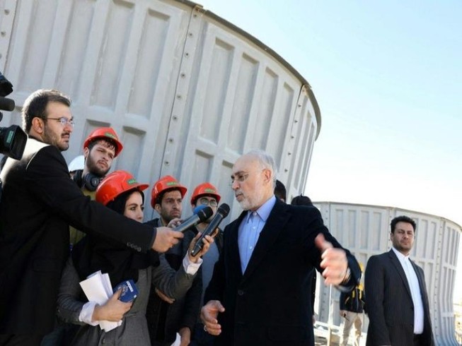 Người đứng đầu Tổ chức Năng lượng nguyên tử của Iran - ông Ali Akbar Salehi, đến thăm lò phản ứng nước hạt nhân Arak vào tháng 12-2019.