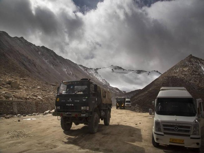 Một chiếc xe tải của quân đội Ấn Độ băng qua đèo Chang la gần hồ Pangong ở Ladakh vào ngày 14-92018.