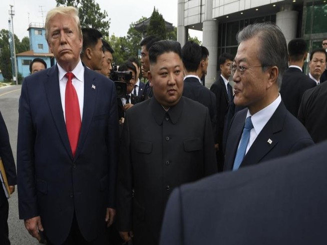 Từ trái qua: Tổng thống Donald Trump, lãnh đạo Triều Tiên Kim Jong-un, Tổng thống Hàn Quốc Moon Jae-in tại Bàn Môn Điếm ngày 30-6-2019. Ảnh: AP