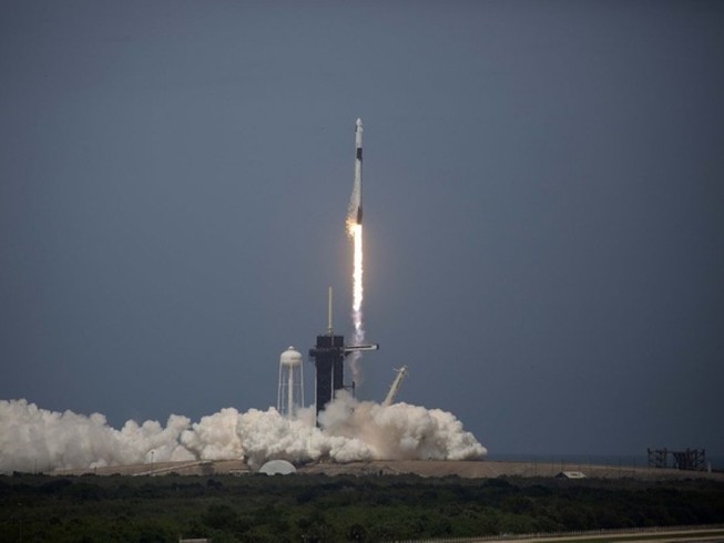 Tên lửa đẩy Falcon 9 mang theo tàu vũ trụ Crew Dragon rời bệ phóng tại Trung tâm vũ trụ Kennedy, bang Florida ngày 30-5. Ảnh: NASA