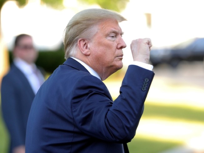Tổng thống Donald Trump tại nhà thờ St John's Episcopa ở thủ đô Washington sau khi nơi này bị người biểu tình phá hoại ngày 31-5. Ảnh: REUTERS