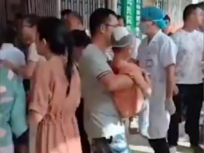 Một học sinh bị thương trong vụ tấn công bằng dao ở tỉnh Quảng Tây được đưa ra xe cứu thương để chuyển tới bệnh viện. Ảnh chụp màn hình Twitter THỜI BÁO HOÀN CẦU