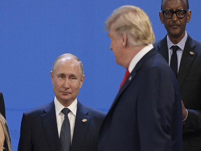 Tổng thống Donald Trump nhìn vào Tổng thống Nga Vladimir Putin trong Hội nghị thượng đỉnh G20 ở Buenos Aires ngày 30-11-2018.