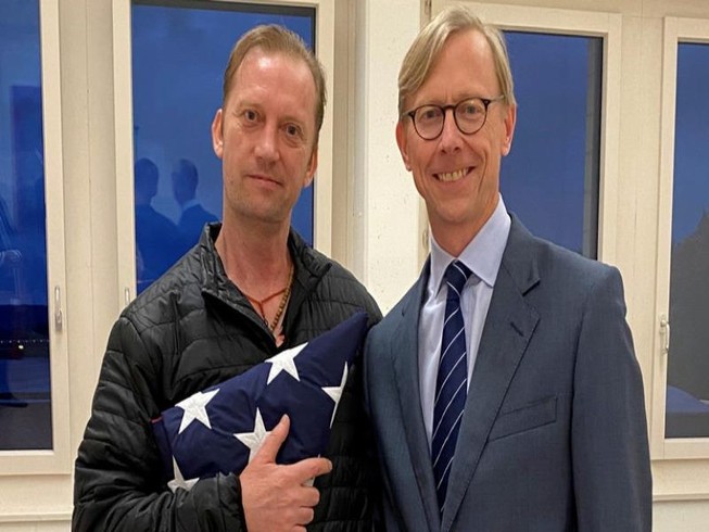 Cựu quân nhân Michael White (bên trái) cùng Đặc phái viên Mỹ tại Iran - ông Brian Hook (bên phải) tại Zurich, Thụy Sĩ.