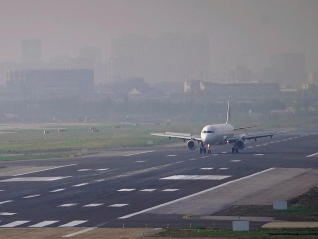 Một chiếc máy bay của hãng China Eastern Airlines được nhìn thấy tại sân bay quốc tế Hồng Kiều ở Thượng Hải, Trung Quốc ngày 4-6-2020.