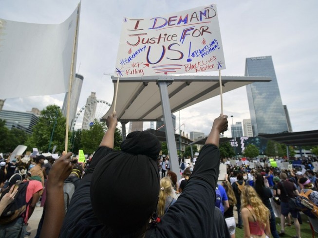 Người biểu tình Mỹ tập trung ở TP Atlanta, bang Georgia ngày 29-5. Ảnh: AFP