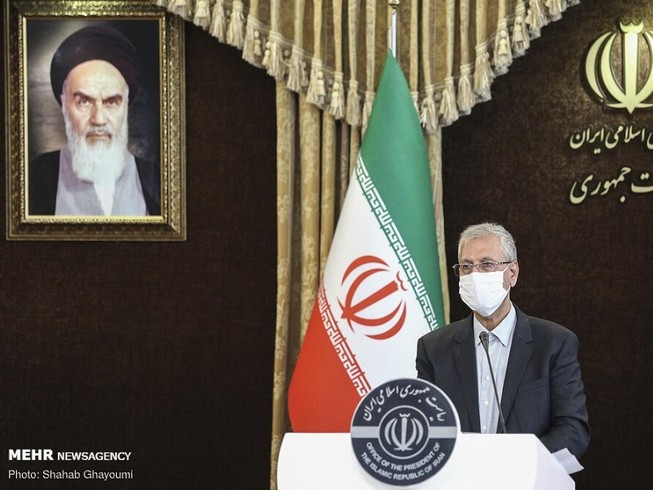 Ông Ali Rabiei - người phát ngôn của chính phủ Iran - trong cuộc họp báo ngày 8-6. Ảnh: MEHR