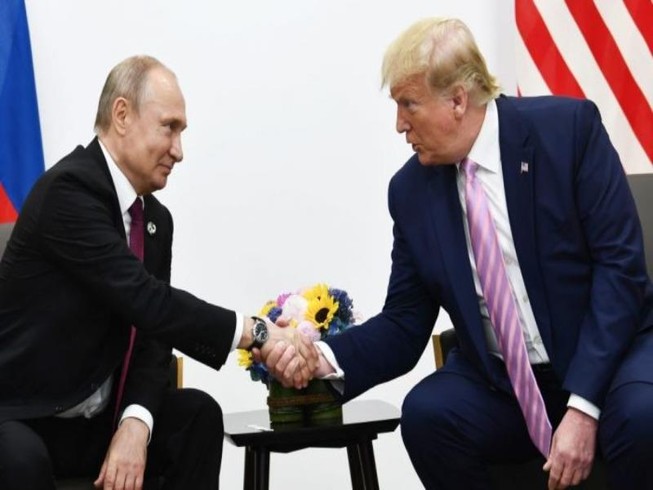 Tổng thống Donald Trump gặp Tổng thống Nga Vladimir Putin trong cuộc gặp song phương bên lề hội nghị thượng đỉnh G-20 tại Osaka, Nhật Bản vào tháng 6-2019.