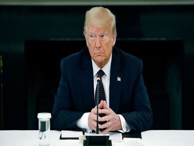 Tổng thống Donald Trump khẳng định sẽ không có chuyện cắt tiền hay giải thể lực lượng cảnh sát. Ảnh: AP