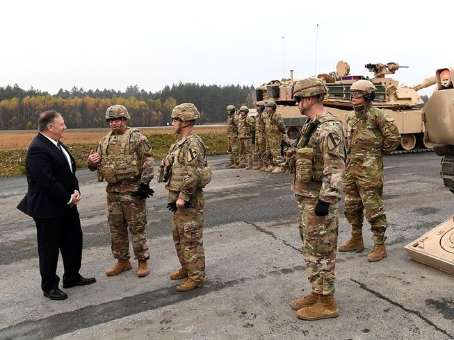 Ngoại trưởng Mỹ Mike Pompeo nói chuyện với quân Mỹ tại căn cứ Grafenwoehr (Đức) tháng 11-2019. Ảnh: AP