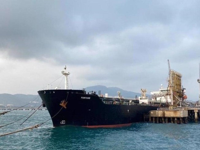 Tàu chở dầu của Iran vận chuyển dầu sang Venezuela.