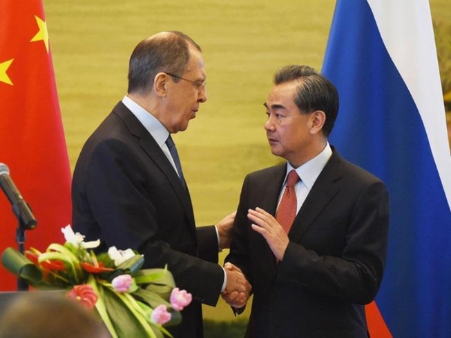 Ngoại trưởng Nga Sergey Lavrov (trái) và Bộ trưởng Ngoại giao Trung Quốc Vương Nghị (phải). Ảnh: GETTY IMAGES