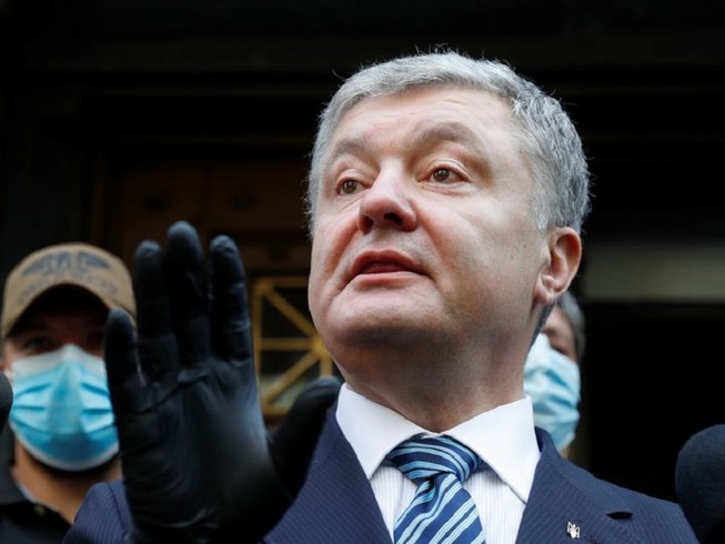 Cựu Tổng thống Ukraine Petro Poroshenko trả lời báo giới bên ngoài Văn phòng Công tố thủ đô Kiev hôm 10-6. Ảnh: REUTERS
