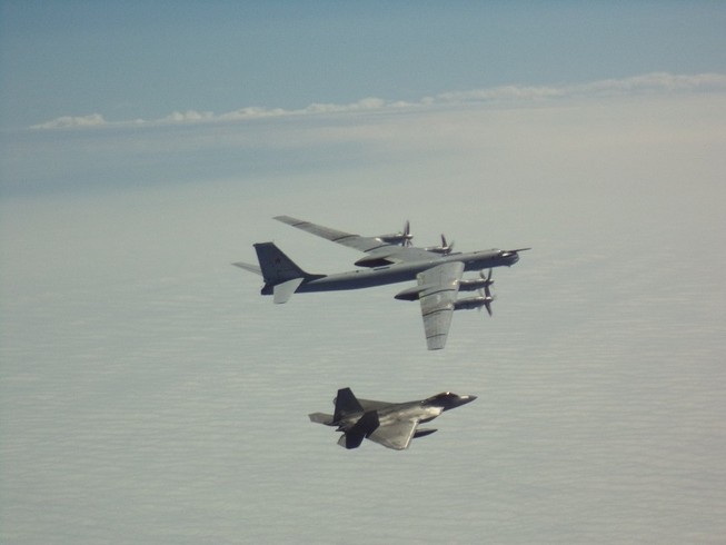 Máy bay F-22 của Mỹ (nhỏ hơn) theo sát máy bay ném bom Tu-95MS của Nga (lớn hơn) bay gần bang Alaska (Mỹ) hôm 10-6. Ảnh: NORAD