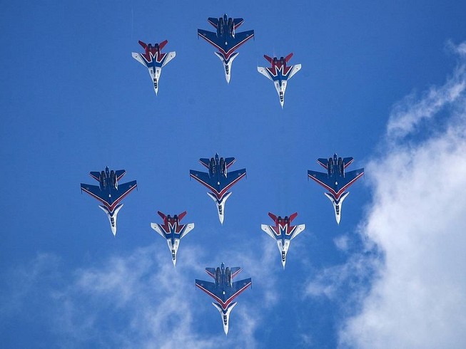 Đội hình máy bay MiG-29UB tham gia buổi tổng duyệt chuẩn bị lễ diễu binh ở Quảng trường Đỏ kỷ niệm 75 ngày chiến thắng. Ảnh: TASS