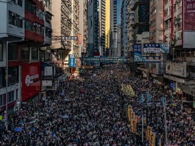 Một cuộc tuần hành lớn của người biểu tình Hong Kong hồi tháng 11-2019. Ảnh: CNN