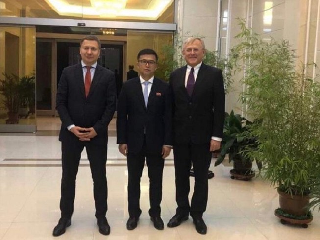 Ông Kwon Jong-gun (giữa), Đại sứ Nga tại Triều Tiên Alexander Matsegora (phải) và Giám đốc Trung tâm nghiên cứu an ninh và năng lượng Nga Anton Khlopkov (trái). Ảnh: ĐSQ NGA TẠI TRIỂU TIÊN